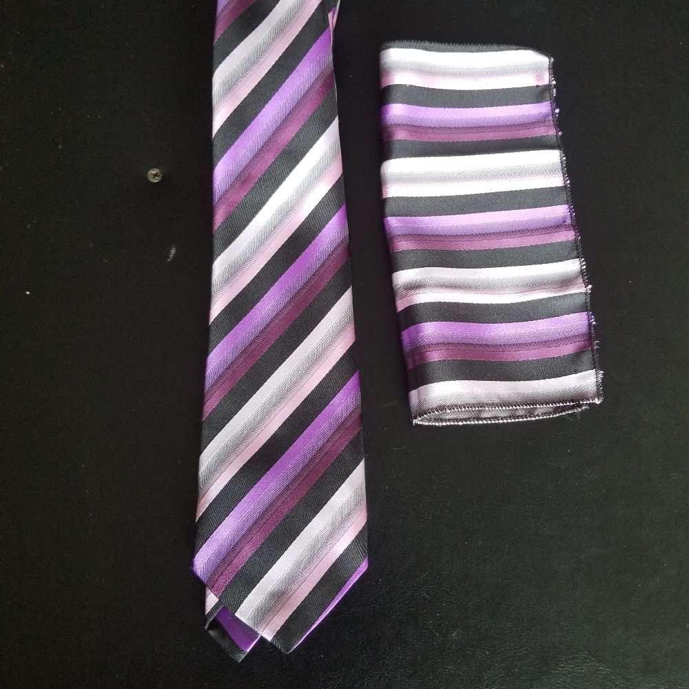 Necktie and handkerchief set by X-A